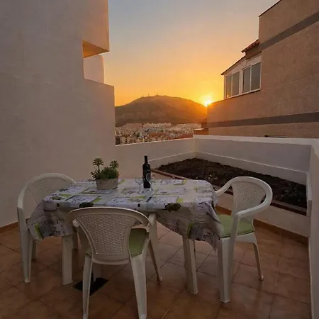 Cristianos Apartment, 1 Bedroom Wifi Free & Big Terrace Лос Кристианос